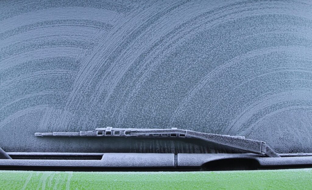 Balai d'essuie-glace posé sur le pare-brise mouillé d'une voiture