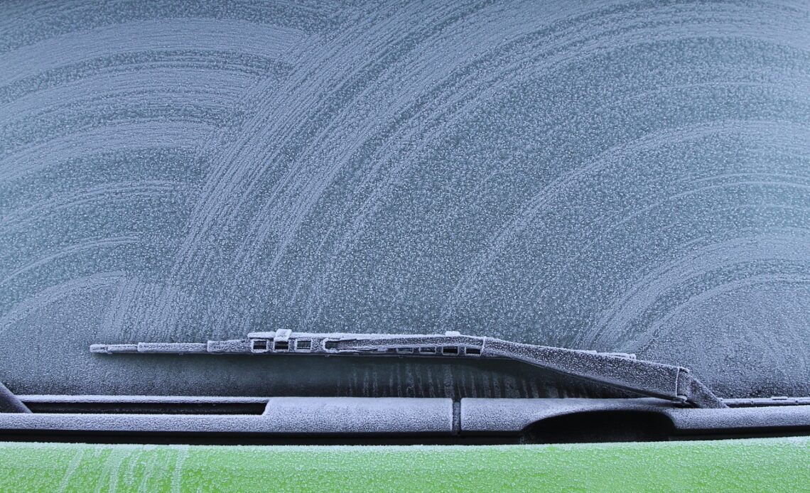 Balai d'essuie-glace posé sur le pare-brise mouillé d'une voiture