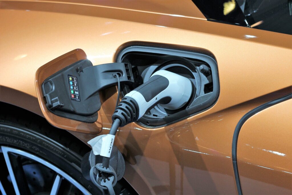 Véhicule électrique branché sur une borne de recharge