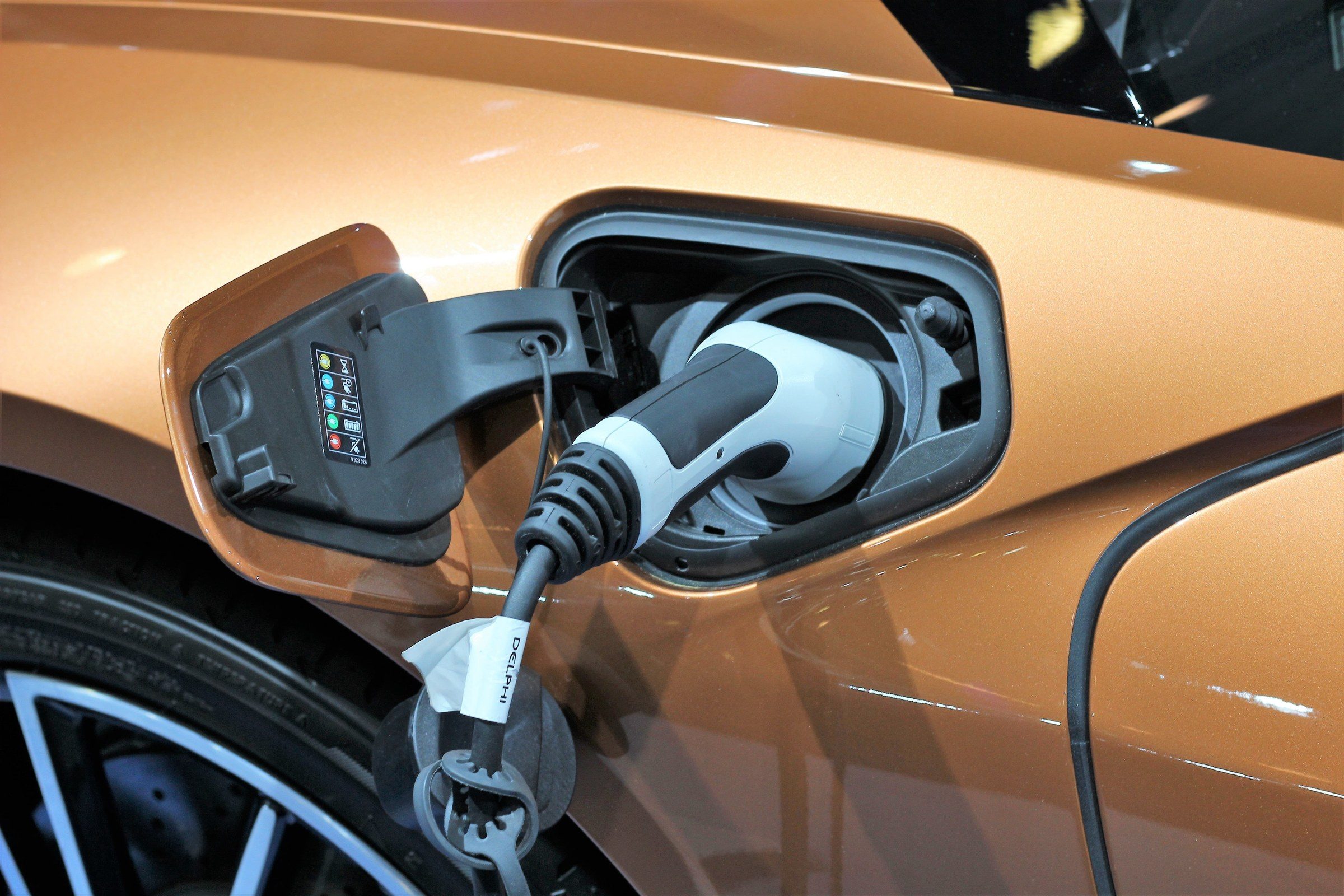 Véhicule électrique branché sur une borne de recharge