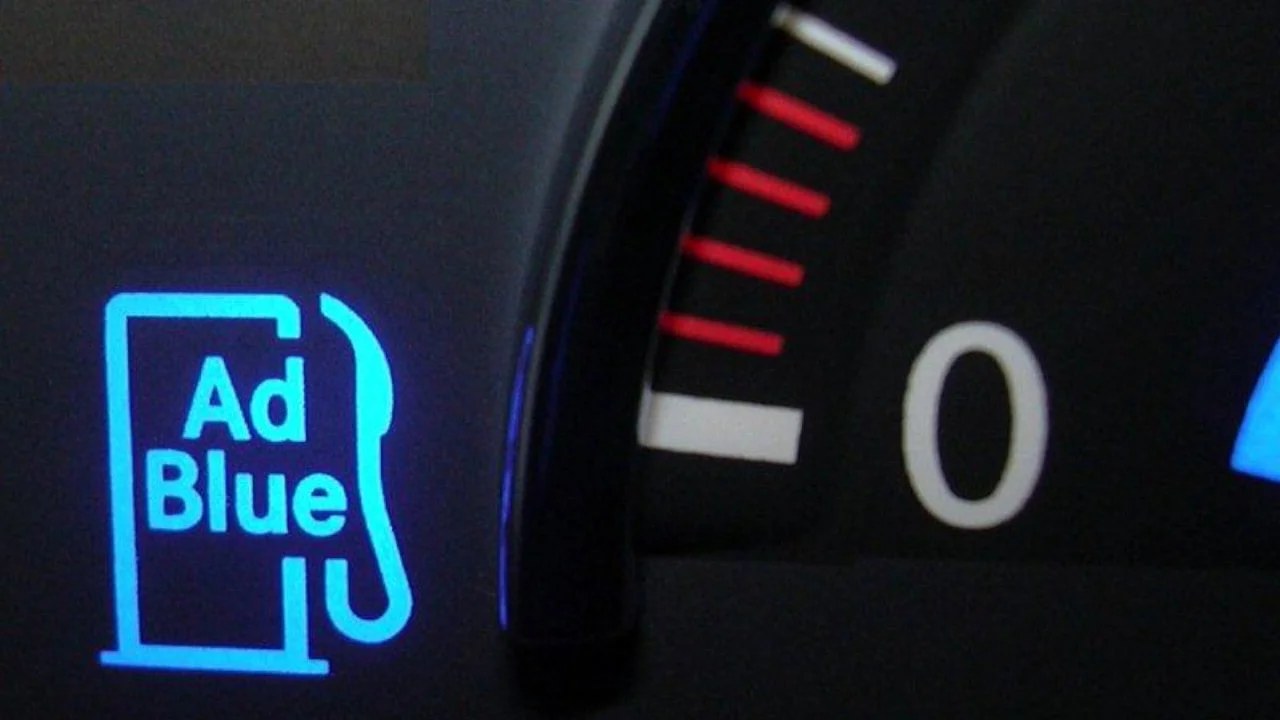 Témoin AdBlue orange allumé sur le tableau de bord d'une voiture diesel