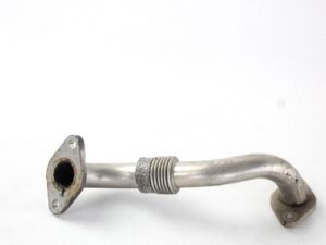 Tubes en acier ronds et carrés rangés sur un établi d'atelier