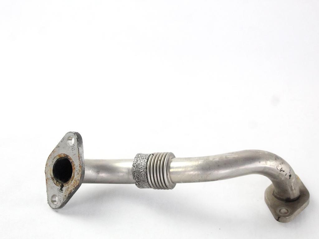 Tubes en acier ronds et carrés rangés sur un établi d'atelier